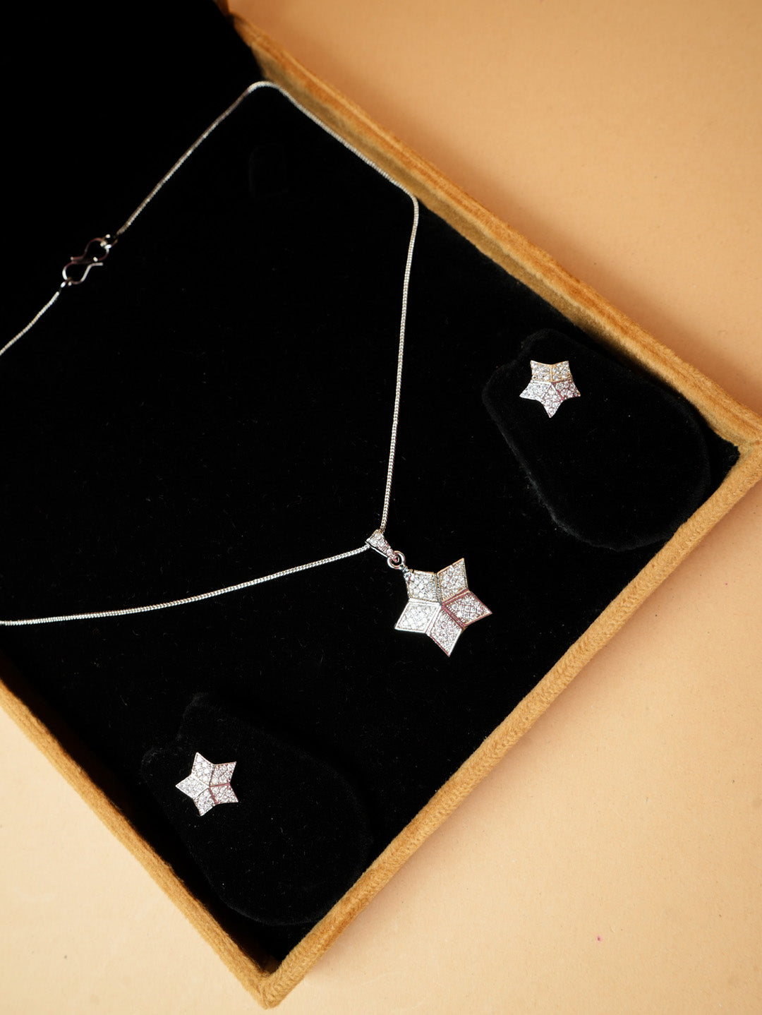 Star-Shaped Pendant Necklace and Stud Earrings Set
