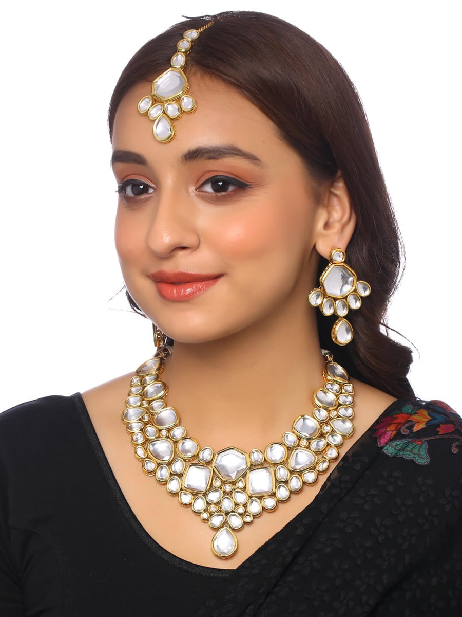 stunning-kundan-choker-necklace-set-with-maang-tikka-viraasi