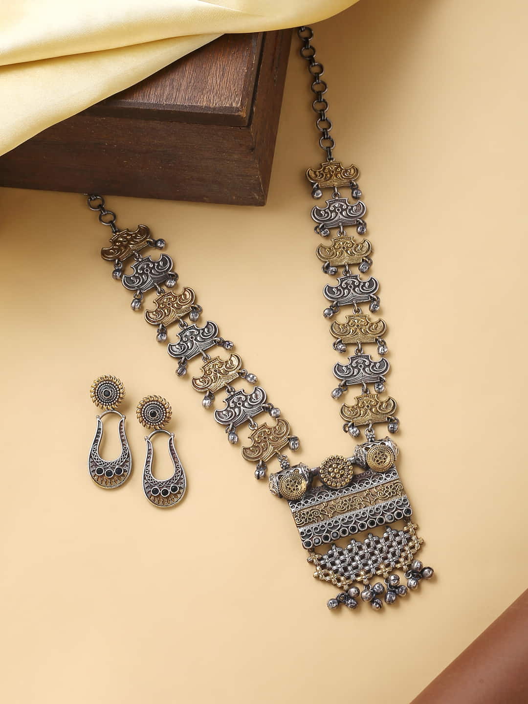 traditional-dual-tone-necklace-set-with-blue-raw-stones-viraasi