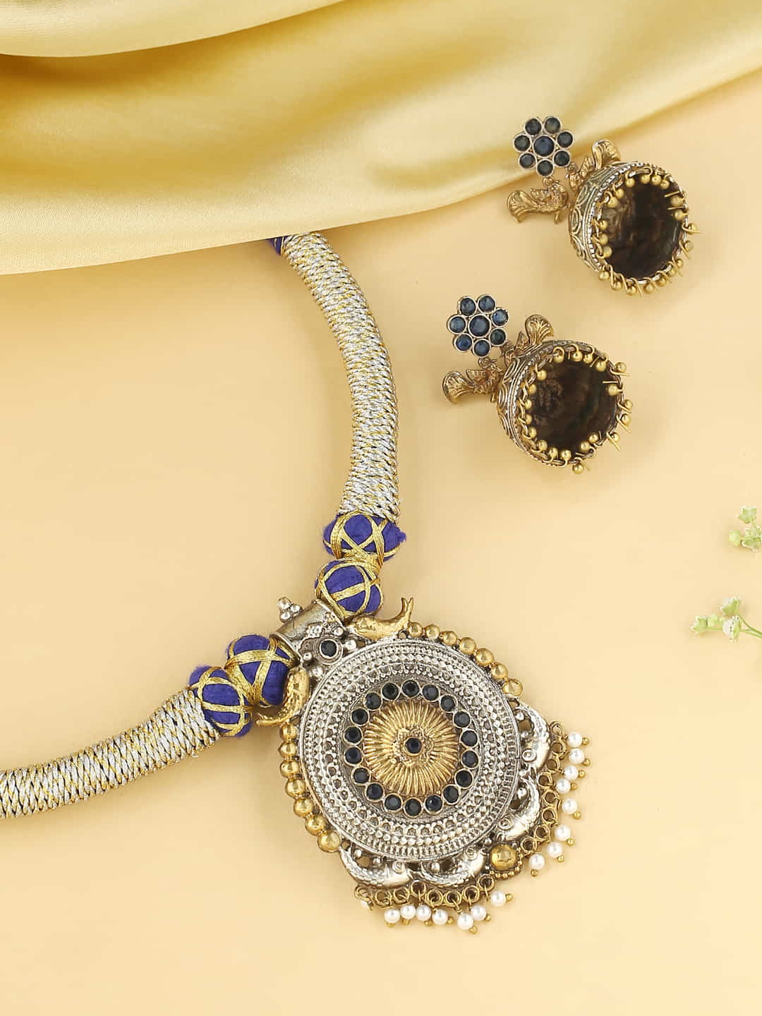 handmade-round-shape-dual-tone-thread-necklace-set-viraasi