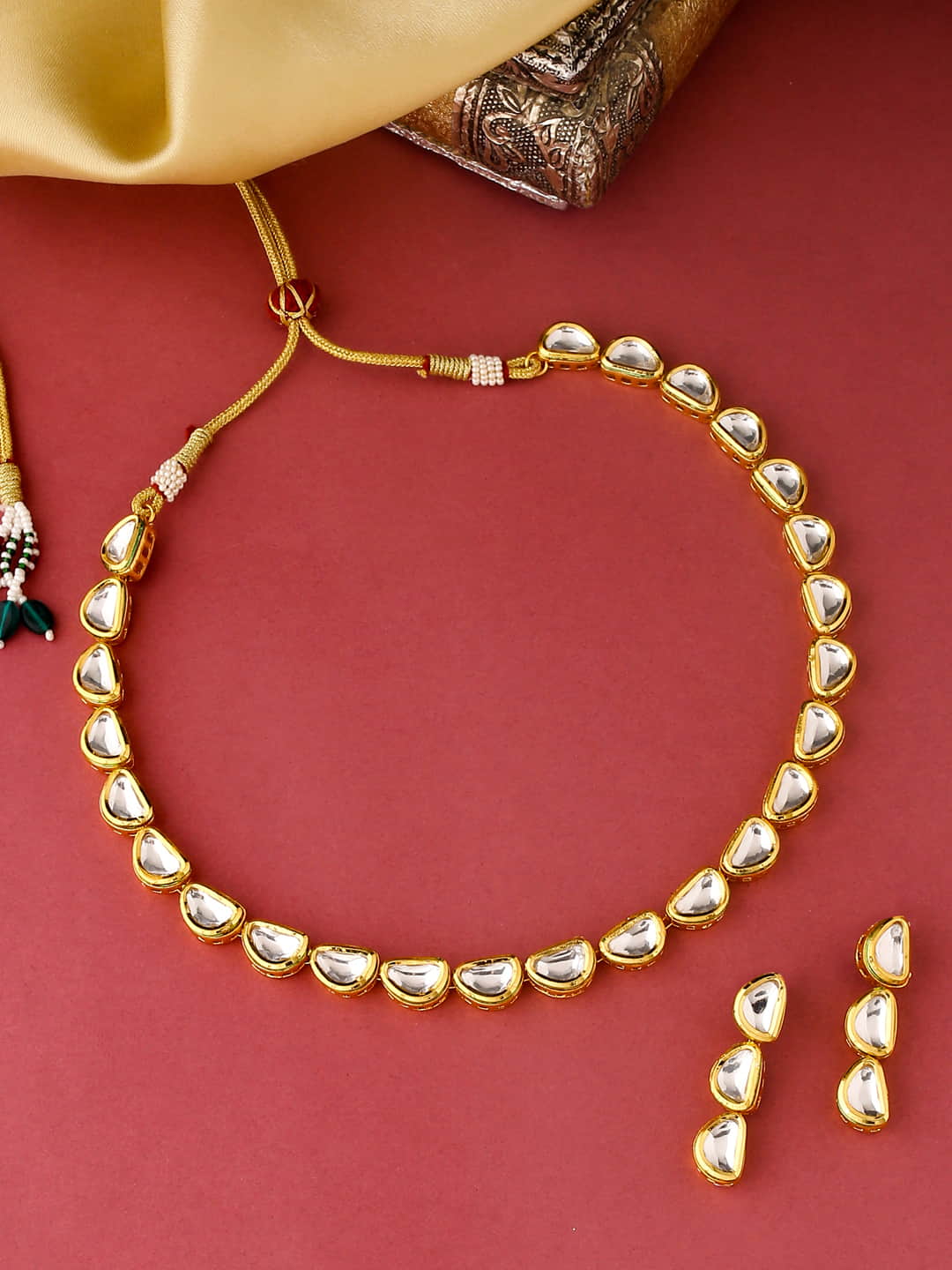 gold-plated-single-layer-kundan-studded-necklace-set-virassi